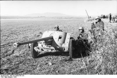 German soldiers with a 5cm Pak 38 anti-tank gun in Tunisa, 1943. Source: German Federal Archive
