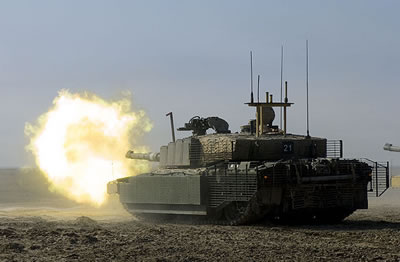 Challenger 2 main battle tank firing at a training exercise in Basra, Iraq 2008