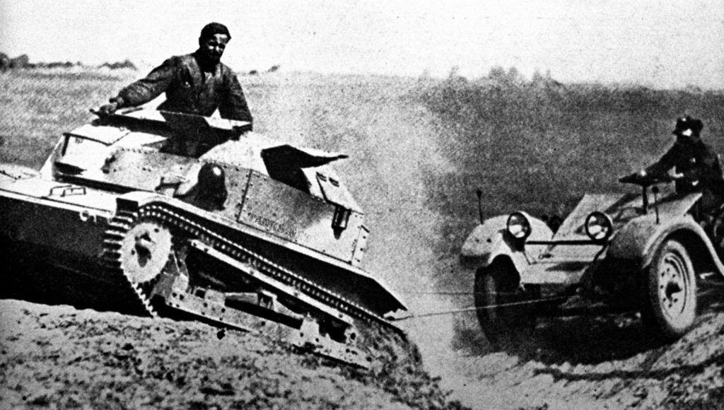 A  trailer was towed by the tankette across country, but on roads the trailer carried the tankette and was powered along by the tank engine, saving precious track mileage